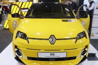 La progression des véhicules électriques menace des emplois. Ici, une Renault R5 E-Tech électrique. (archive) KEYSTONE/EPA/TOMS KALNINS